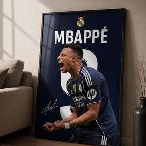 Puede incluir: Un póster enmarcado con fondo azul oscuro, el texto MBAPPÉ en blanco, el logo del Real Madrid y un número nueve grande. La imagen muestra a un futbolista con una camiseta azul oscuro de rayas blancas, gritando con los puños cerrados.