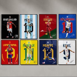 Puede incluir: Una colección de ocho pósteres rectangulares con jugadores de fútbol profesionales, incluidos Haaland, Messi, Ronaldo, Bellingham, Yamal, Neymar Jr, Mbappe y Kane. Cada póster muestra el nombre del jugador, el número de camiseta y una firma.
