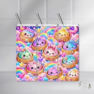 Può includere: Tre bicchieri cilindrici con cannucce in metallo, caratterizzati da un motivo vivace di personaggi a forma di gnocco sorridenti in cestelli di bambù, circondati da arcobaleni, stelle scintillanti, nuvole rosa e cuori su un cielo viola.