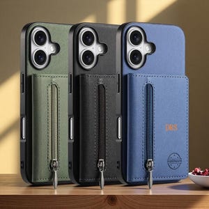 Peut inclure: Trois coques de smartphone en vert olive, noir et bleu, chacune avec une finition texturée, une découpe pour double appareil photo et une pochette portefeuille intégrée avec fermeture éclair verticale. La coque bleue porte le texte DRS et un tampon HANDMADE.