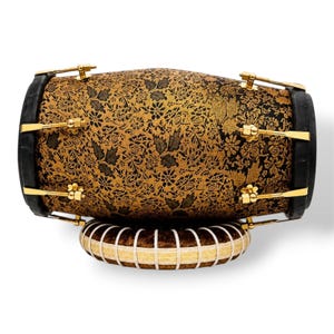 Dholak profesional de madera de mango JPSK Impex con acabado de tela de terciopelo de primera calidad / Afinación con tuerca y perno dorados / Pudi negro en ambos lados / Moti Kundal