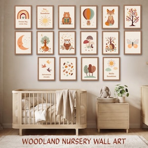 Può includere: Una collezione di quattordici stampe d'arte da parete incorniciate con illustrazioni di arcobaleni, soli, orsi, mongolfiere, volpi, alberi, lune, gufi, funghi, ricci, farfalle e foglie con testi come Dream Big, Little One.