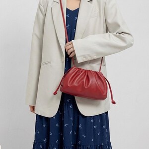 Schultertasche aus PU-Leder mit Wolkenmuster und Raffungen, weiche Clutch in Halbmondform, Vintage-Handtasche mit Falten, lässige Alltagstasche