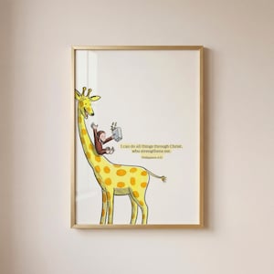 Può includere: Una stampa artistica da parete incorniciata raffigurante una giraffa gialla con macchie marroni e una scimmia marrone seduta sul suo collo. La scimmia tiene in mano un piccolo contenitore grigio. Il testo recita, I can do all things through Christ, who strengthens me. Philippians 4:13.