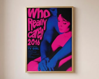 TVガールポスター、Who Really Caresウォールアート、インディードリームポップアルバムプリント、音楽室装飾、バンドファンギフト、ヴィンテージ風レコードアート
