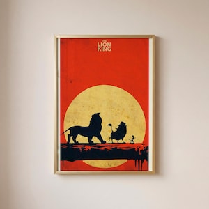 Könnte beinhalten: Ein gerahmtes vertikales Poster mit einer minimalistischen grafischen Illustration von The Lion King. Das Design zeigt schwarze Silhouetten eines Löwen, eines Warzenschweins und eines Erdmännchens vor einer großen gelben Sonne.