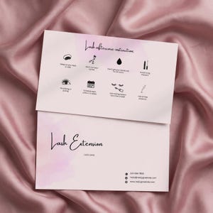 Puede incluir: Dos tarjetas rectangulares blancas con suaves acentos de acuarela rosa. La tarjeta superior presenta el texto Lash aftercare instruction y ocho iconos negros con etiquetas. La tarjeta inferior muestra el texto Lash Extension CARE CARD.