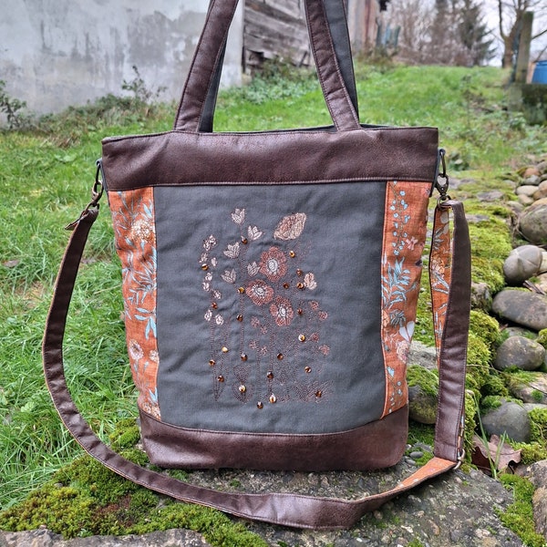 Grand sac à main à bandoulière femme, en faux cuir marron, toile kaki et tissu orange fleuri, broderie fleurs sauvages et  perles en verre.