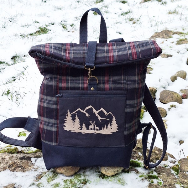 grand sac à dos pour homme en faux cuir bleu marine, tissu tartan à carreaux gris et rouge, broderie montagnes et cerfs, bretelles réglables