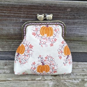Porte-monnaie rétro femme en tissu blanc cassé avec des citrouilles , fermoir métallique bronze, bourse vintage pour bijoux, maquillage