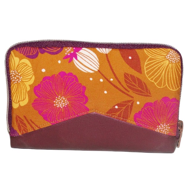 Portefeuille compact pour femme avec fermeture zippée en faux cuir aubergine nacré et tissu caramel avec fleurs colorées, cadeau original