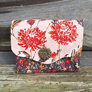 Petit porte-monnaie accordéon pour femme  en tissu rose orangé et gris avec des fleurs, bouton pression métallique  fleurs, porte-cartes