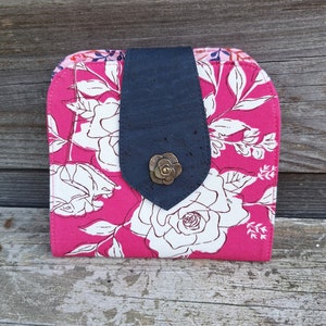 mini portefeuille pour femme en tissu rose fuchsia avec des roses et liège bleu marine, compagnon minimaliste élégant avec porte-cartes