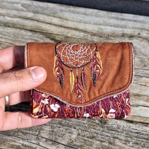 Piccola borsa a fisarmonica da donna con ricamo acchiappasogni in suede terracotta e tessuto color vinaccia con fiori di campo, porta carte