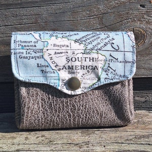 Petit porte-monnaie accordéon homme en  tissu bleu avec imprimé carte, mappemonde et faux cuir gris, 3 compartiments,  aventure, voyage