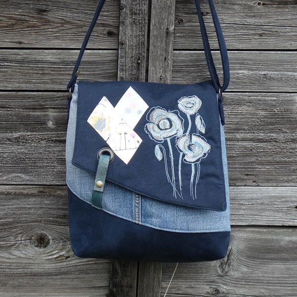 Besace brodée  asymétrique  femme en  faux cuir bleu marine et jeans recyclé, broderie coquelicots, toile de coton, sac à bandoulière bohème