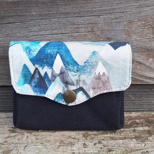 Petit porte-monnaie accordéon homme en toile bleu marine et tissu gris motif montagnes, nature, 3 compartiments, porte-cartes