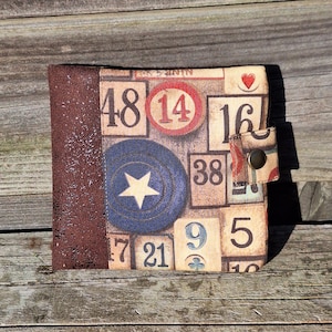 Cartera de hombre en piel sintética marrón envejecida y tela vintage con fichas de casino, 8 tarjeteros, 3 solapas, Día del Padre