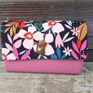 Portefeuille compact  femme en  cuir  rose et tissu noir avec des fleurs colorées  style bohème et printanier, bouton chat, taille moyenne