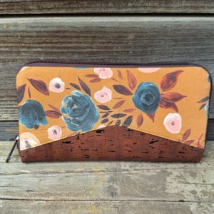 Grand portefeuille zippé pour femme  en liège marron et tissu jaune ocre fleuri avec 14 porte-cartes, porte-monnaie, coloré et bohème