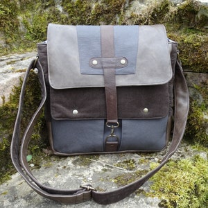 sac à bandoulière pour homme, besace original et pratique en faux cuir taupe, toile grise, velours  marron, tissu imprimé montagnes, nature