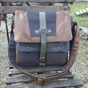Bolso bandolera para hombre en piel sintética color caqui, ocre y antracita, tejido de lona de algodón gris con estampado de helechos y bosques, original cartera