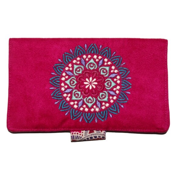 Porte-chéquier femme en suédine fuchsia et tissu rose fleuri, broderie mandala, protection pour chéquier style ethnique