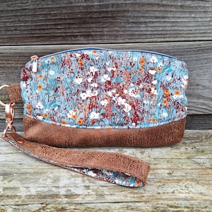 Trousse à maquillage femme, pochette clutch, en  faux cuir camel, tissu bleu pétrole avec des fleurs , dragonne amovible, porte-cartes