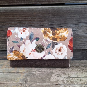 Cartera compacta de mujer en polipiel marrón topo y tejido beige con flores y lunares, arreglo boho y romántico, original