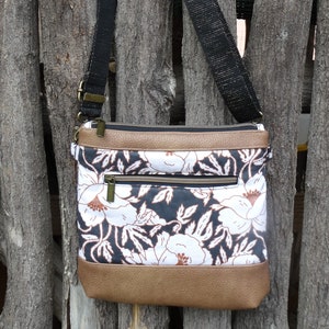 Petit sac à main à bandoulière pour femme en similicuir cognac et toile de coton noir avec de grands coquelicots, 3 poches