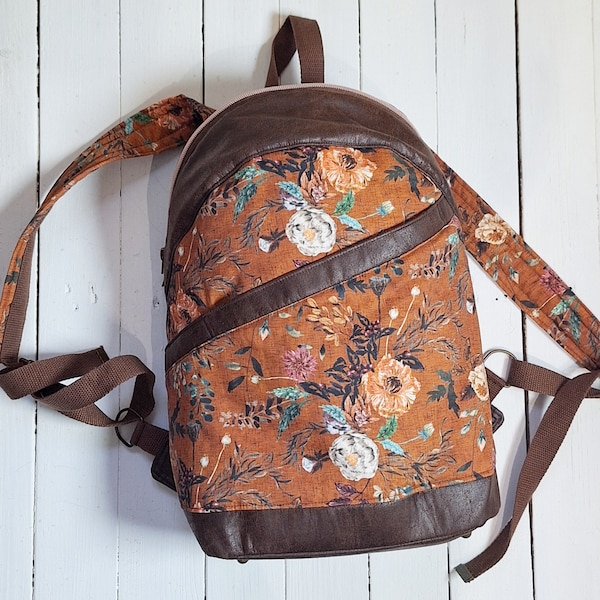 Sac à dos pour femme en faux cuir marron et tissu ocre avec des fleurs , rangements et compartiments, cadeau bohème femme