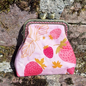 Bolsa feminina retrô em tecido rosa com morangos, fecho em metal bronze, bolsa vintage para joias, maquiagem, presente original