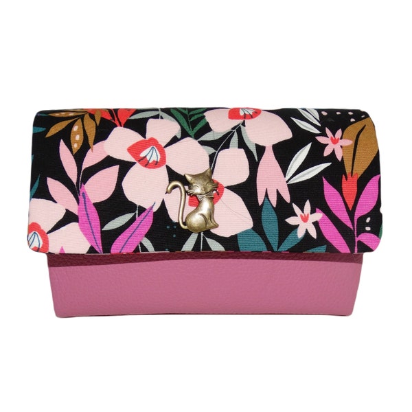 Portefeuille compact  femme en  cuir  rose et tissu noir avec des fleurs colorées  style bohème et printanier, bouton chat, taille moyenne