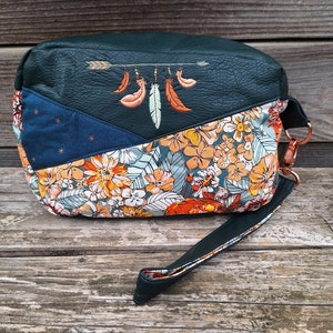 grande trousse de toilette femme, broderie attrape-rêves, faux cuir vert bouteille, compartiments élastiqués, dragonne amovible