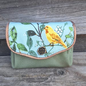 Petit porte-monnaie  accordéon pour femme en faux cuir vert amande et tissu vert avec des oiseaux et fleurs, porte-cartes, 3 compartiments