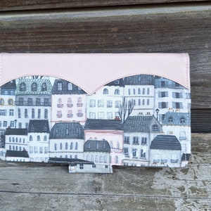 Porte-chéquier  pour femme  en similicuir rose et  tissu gris clair avec des immeubles, maisons, villes, cadeau unique pour maman