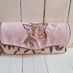 Cartera grande bordada para mujer con bordado de zorro en ante rosa empolvado y tela rosa con hojas, regalo original y práctico