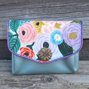 Petit porte-monnaie  accordéon pour femme en faux cuir vert nacré et tissu bleu clair avec des fleurs, porte-cartes, 3 compartiments