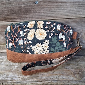 Trousse à maquillage femme, pochette clutch, en  faux cuir camel, tissu vert avec des fleurs de la forêt , dragonne amovible, porte-cartes