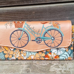 Grand portefeuille brodé femme en faux cuir orange avec  broderie vélo , en tissu gris avec des fleurs,  12 porte-cartes, cadeau pour elle
