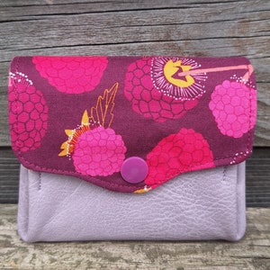 Petit porte-monnaie accordéon pour femme  en tissu violet avec des framboises, tissu rose avec des fraises et faux cuir mauve, porte-cartes