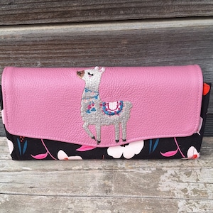 Cartera grande de mujer en piel rosa y tejido negro con estampado floral en tonos rosas, bordado de llamas, 12 tarjeteros,