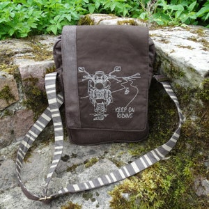 sacoche pour homme en toile de coton, faux cuir marron et  tissu coton rayé  avec une broderie moto cross, petite besace, sac à bandoulière