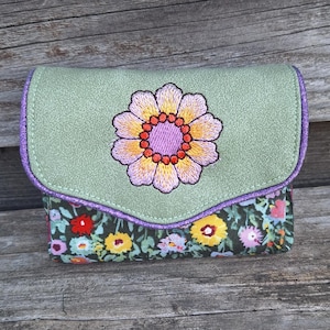 Petit porte-monnaie accordéon femme avec broderie fleur en  faux cuir vert amande, tissu vert foncé avec des fleurs colorées,3 compartiments