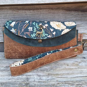 Cartera grande de mano para mujer con tarjetero en piel sintética color camel, tejido verde bosque, piel aterciopelada verde y correa de muñeca extraíble.