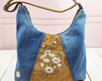 Große, bestickte Hobo-Tasche für Damen, Boho-Stil und farbenfroh, Schultertasche aus recyceltem Denim, ockerfarbenem Samt, mit Gänseblümchen- und Bienenstickerei.
