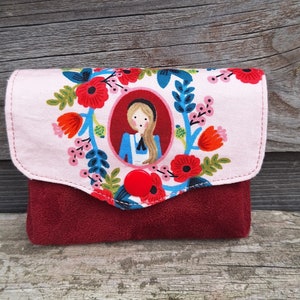 porte-monnaie accordéon pour femme en tissu rose avec Alice au pays des merveilles et suédine rouge, 3 compartiments porte-cartes