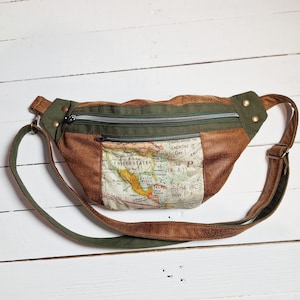 grand sac banane pour homme ou mixte en faux cuir camel, tissu beige avec imprimé carte, mappemonde, toile de coton kaki, ceinture réglable