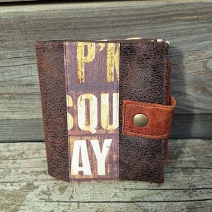 Petit portefeuille compact  homme en  similicuir marron et  tissu vintage avec  inscriptions et  lettres,  cuir cognac vieilli, porte-cartes