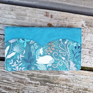 Porte-chéquier  pour femme  en suédine turquoise et tissu bleu vert avec des licornes et des fleurs, protection chéquier élégante et colorée